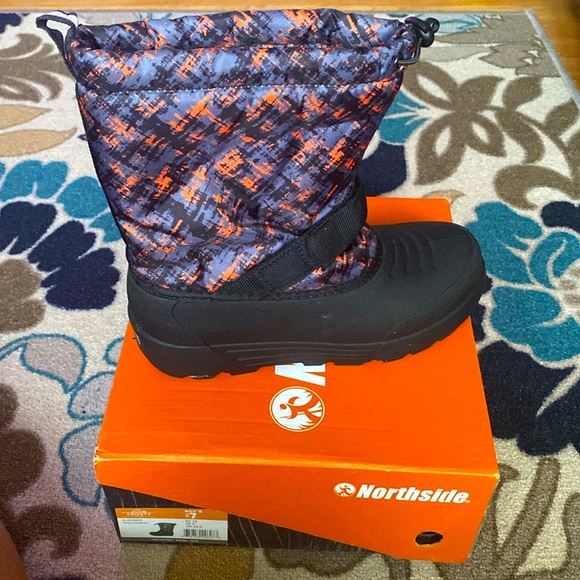 Other - Selling snow boots for boys size 7 , he only wore them once, practically new .